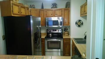 Kondominium, Beberapa Tempat Tidur (Sugar Ski & Country Club Unit 832 Sil) | Dapur pribadi | Lemari es, microwave, kompor, dan mesin pencuci piring