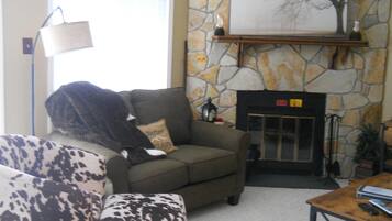 Kondominium, Beberapa Tempat Tidur (Sugar Ski & Country Club Unit 832 Sil) | Ruang keluarga | TV