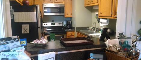 Condo, nhiều giường (Sugar Ski & Country Club Unit 332 Sil) | Bếp riêng | Tủ lạnh, lò vi sóng, bếp nấu, máy rửa bát