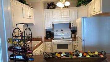 Condo, Multiple Beds (Sugar Ski & Country Club Unit 811 Gol) | Private kitchen