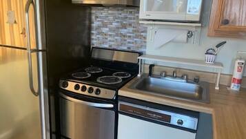 Condo, Multiple Beds (125) | Private kitchen | Dining tables