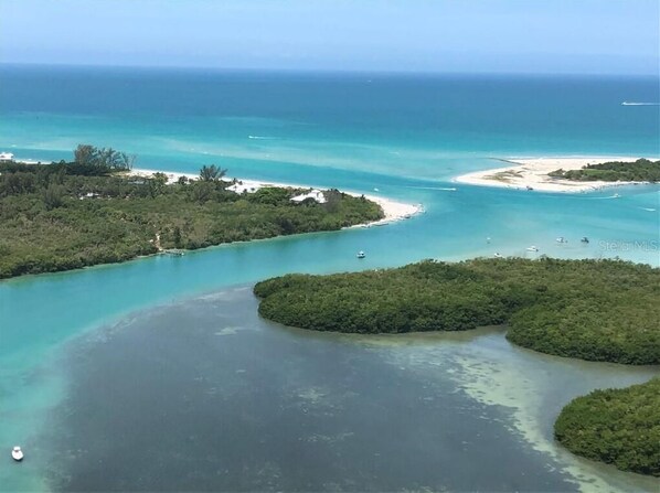Beach nearby, sun loungers, beach towels