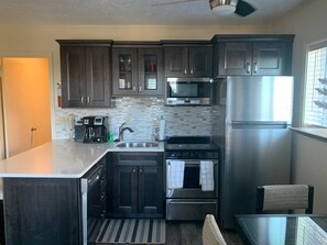 Condo, varias camas (121) | Cocina privada | Refrigerador, microondas, parrilla de estufa y lavavajillas 