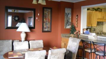 Kondominium, Beberapa Tempat Tidur (Sugar Ski & Country Club Unit 511 Gol) | Dapur pribadi | Lemari es, microwave, kompor, dan mesin pencuci piring