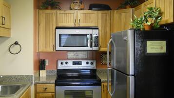 Kondominium, Beberapa Tempat Tidur (Sugar Ski & Country Club Unit 511 Gol) | Dapur pribadi | Lemari es, microwave, kompor, dan mesin pencuci piring