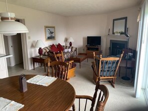 콘도, 침대(여러 개) (625) | 거실 | TV