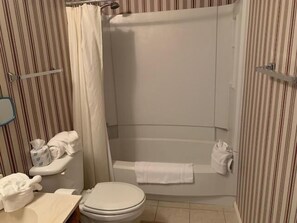 콘도, 침대(여러 개) (625) | 욕실 | 헤어드라이어, 타월