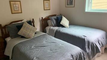 Kondominium, Beberapa Tempat Tidur (625) | 2 kamar tidur, setrika/meja setrika, dan seprai linen