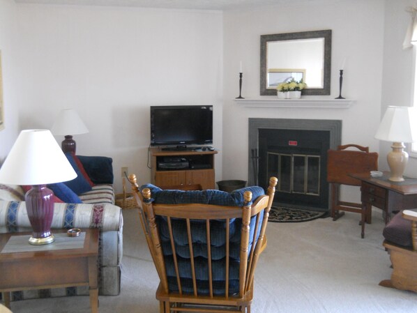 콘도, 침대(여러 개) (625) | 거실 | TV