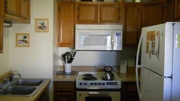 Condo, Berbilang Katil (Sugar Ski & Country Club Unit 513 Bro) | Dapur peribadi | Peti sejuk, ketuhar gelombang mikro, dapur, mesin basuh pinggan mangkuk