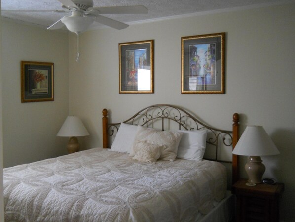 2 عدّة غرف نوم وملاءات أسرّة