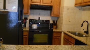 Condo, Multiple Beds (434) | Private kitchen