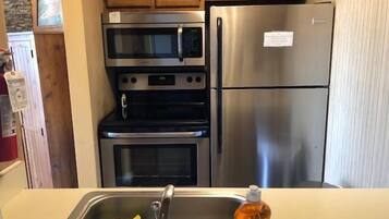 Kondominium, 2 Tempat Tidur Queen (Sugar Ski & Country Club Unit 11-203 ) | Dapur pribadi