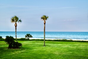 En la playa y toallas de playa 