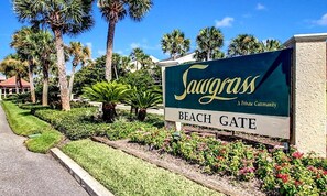 Letrero para la entrada Sawgrass Beach, indicando una comunidad privada.