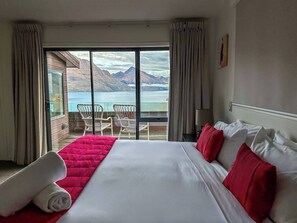 4 bedrooms, desk, iron/ironing board, free WiFi