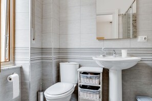 Ducha, secador de pelo, bidet, toallas