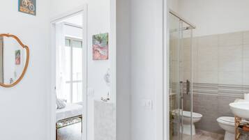 Doccia, asciugacapelli, bidet, asciugamani