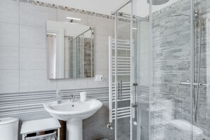 Douche, sĂšche-cheveux, bidet, serviettes fournies