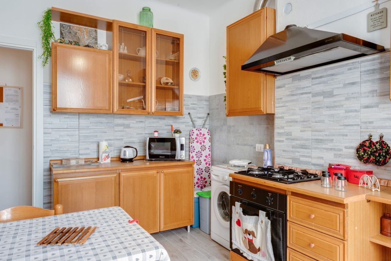 Frigorifero, microonde, forno, piano cottura