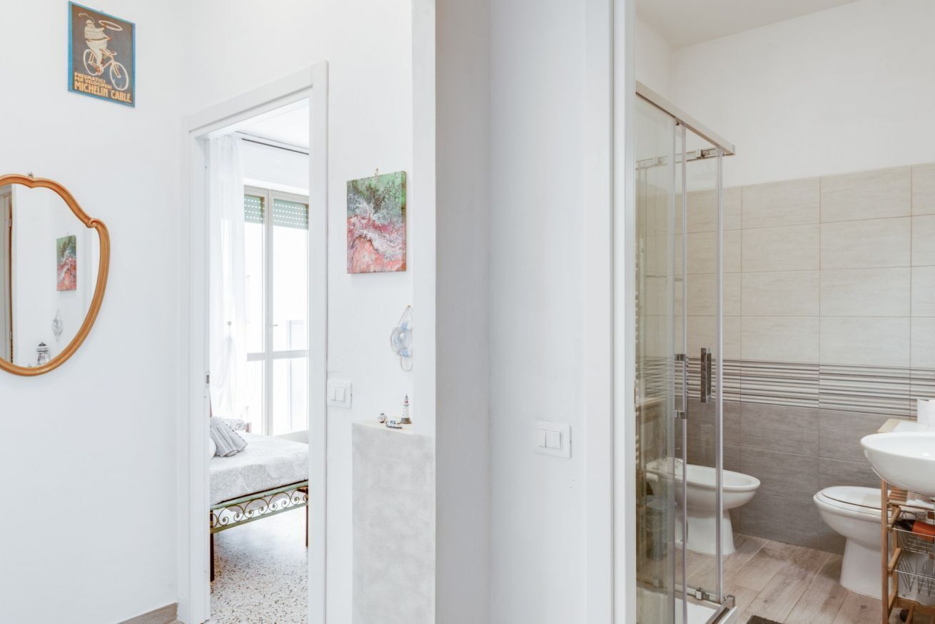 Douche, sèche-cheveux, bidet, serviettes fournies