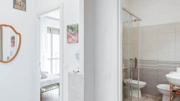 Douche, sĂšche-cheveux, bidet, serviettes fournies