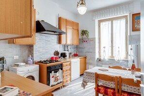 Fridge, microwave, oven, stovetop - GuestHost - Beautiful apartment 5 minutes walk from La Spezia Centrale train station.In 90 m2 of space, it comfortably accommodates 8 people! Three bedrooms and two complete bathrooms with shower box.The apartment is located in a convenient position to m (La Spezia)