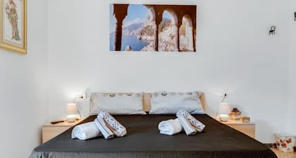 Beautiful apartment 5 minutes walk from La Spezia Centrale train station.In 90 m2 of space, it comfortably accommodates 8 people! Three bedrooms and two complete bathrooms with shower box.The apartment is located in a convenient position to move both in