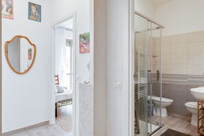 Shower, hair dryer, bidet, towels