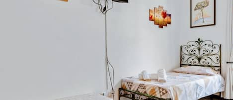 3 habitaciones, tabla de planchar con plancha, wifi y ropa de cama