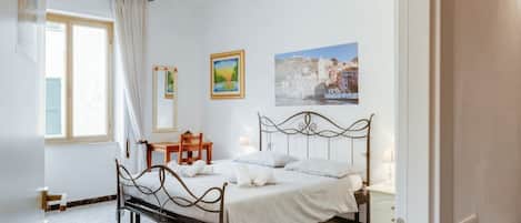 3 chambres, fer et planche à repasser, Wi-Fi, draps fournis