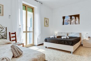 3 bedrooms, iron/ironing board, WiFi, bed sheets - GuestHost - Beautiful apartment 5 minutes walk from La Spezia Centrale train station.In 90 m2 of space, it comfortably accommodates 8 people! Three bedrooms and two complete bathrooms with shower box.The apartment is located in a convenient position to m (La Spezia)