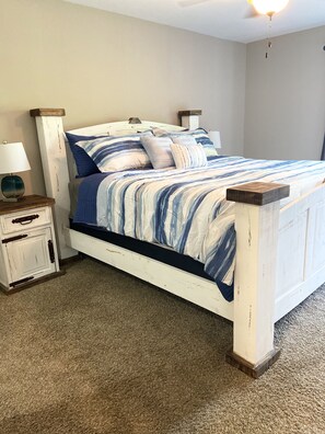 2 bedrooms, WiFi, bed sheets - 2B/2B Lake View Condo (Hot Springs)