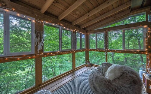 Lake View Log Cabin* Hot tub, Game Area, deck on the lake, beautiful views*