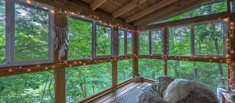Lake View Log Cabin* Hot tub, Game Area, deck on the lake, beautiful views*