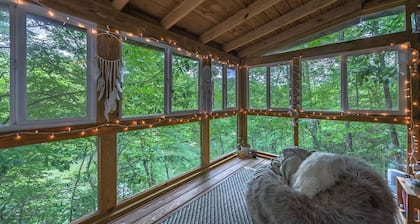 Lake View Log Cabin* Hot tub, Game Area, deck on the lake, beautiful views*