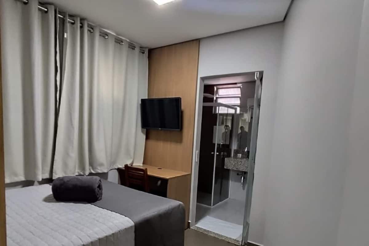 Habitación empresarial individual | Minibar, escritorio, insonorización y wifi gratis