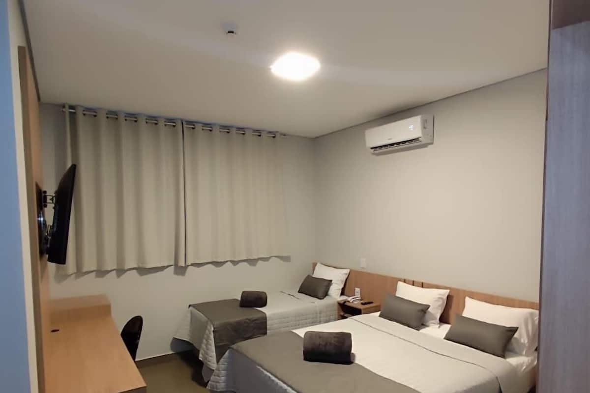 Habitación triple familiar | Minibar, escritorio, sistema de insonorización y wifi gratis