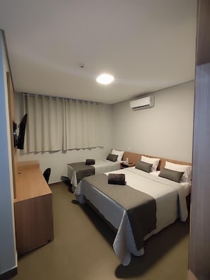 Habitación triple familiar | Minibar, escritorio, insonorización y wifi gratis