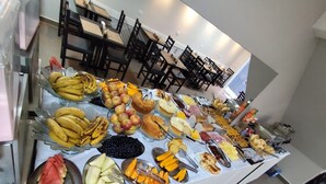 Ein Buffet mit verschiedenen Früchten, Gemüsesorten und Backwaren.
