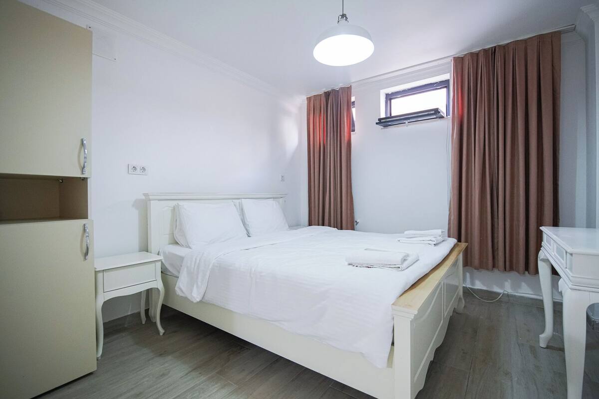 Free WiFi, bed sheets