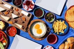 Daily local cuisine breakfast (TRY 450 per person)