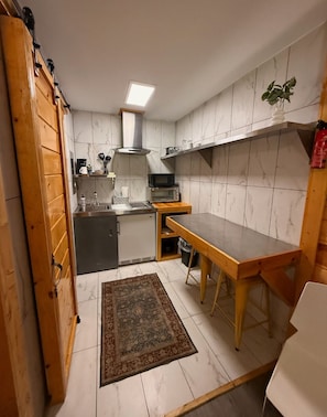 Køleskab, mikrobølgeovn, ovn, kogeplade