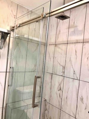 Shower, hair dryer, towels, soap - 14 on the Ridge, Pet Friendly! (Pigeon Forge)
