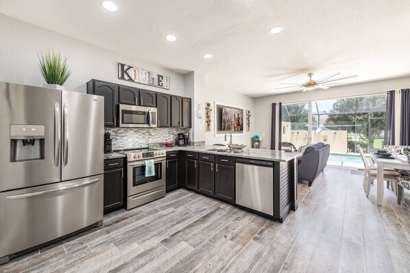 Refrigerador, microondas, horno y parrilla de estufa 