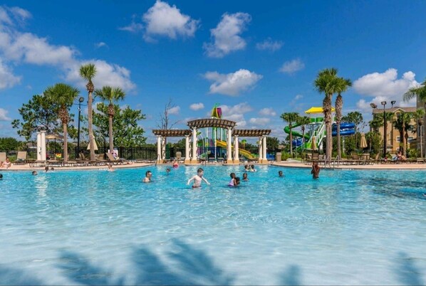 Una piscina cubierta, una piscina climatizada