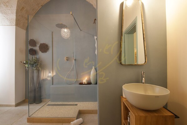 Dusche, Haartrockner, Bidet, Handtücher