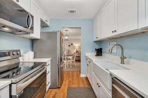 Jääkaappi, mikroaaltouuni, uuni, liesi