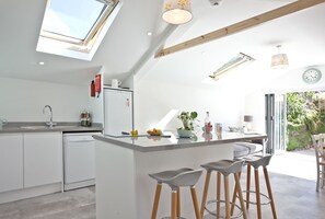 Køleskab, mikrobølgeovn, ovn, kogeplade