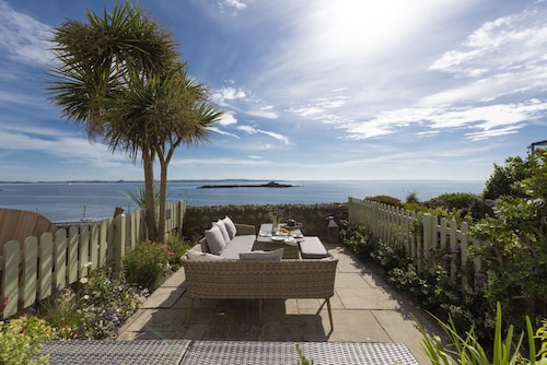 Mariners Cottage -  a beautifully refurbished pet friendly 18th Century fisherman's cottage with sea